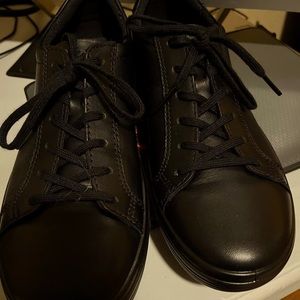 Ecco Womens 39 tennis shoes/ tennies NEW